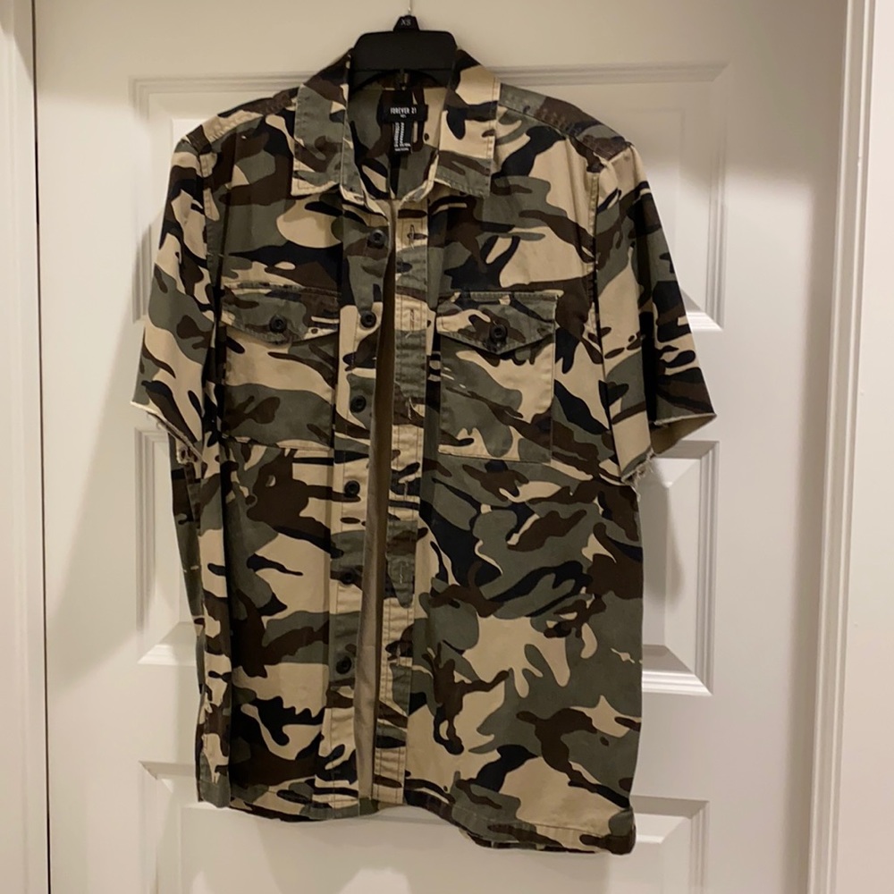 Forever 21 short sleeve camo button up